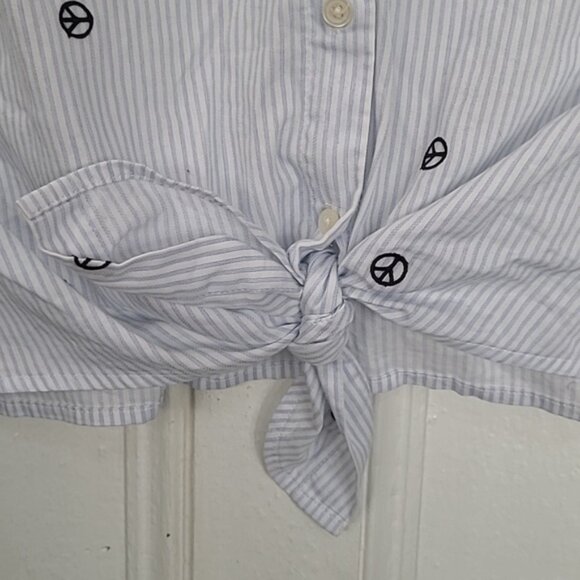 Button up Size Small - Picture 3 of 8